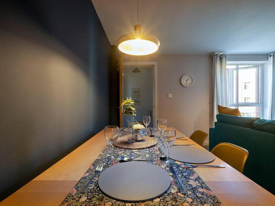 Lovely 2 Bedroom Apt At Ormeau Park W/ Free Parking 贝尔法斯特 外观 照片