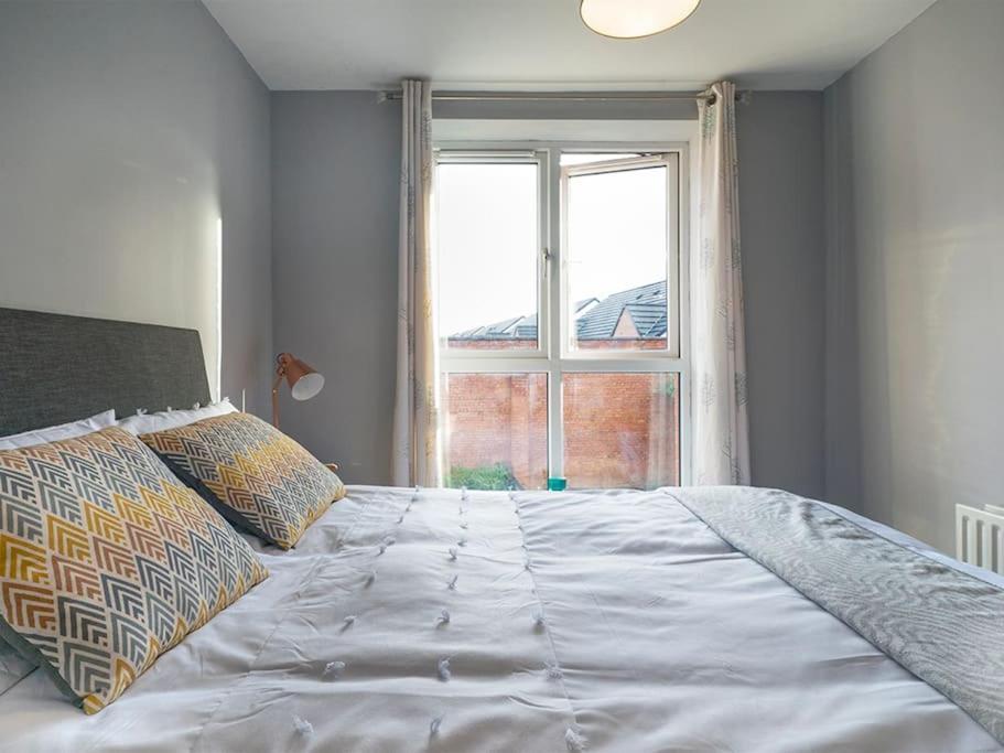 Lovely 2 Bedroom Apt At Ormeau Park W/ Free Parking 贝尔法斯特 外观 照片